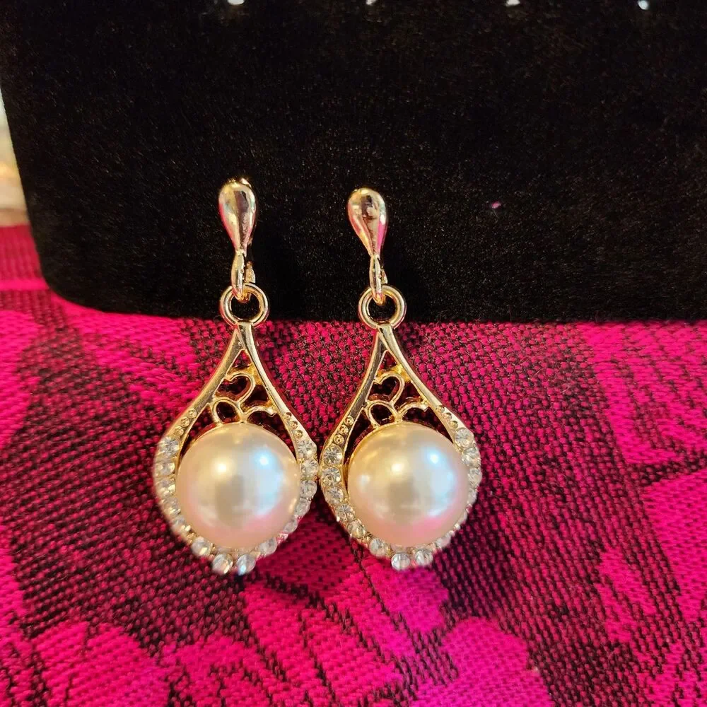 Gold Tone Teardrop Pearl Rhinestone Dangle Earrings. NWOT.
